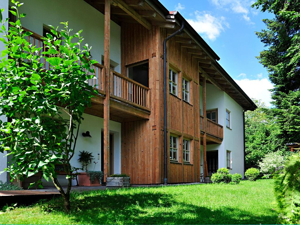 Ferienwohnungen Wendelstein_Ansicht Rückseite Gemeinschaftsgarten
