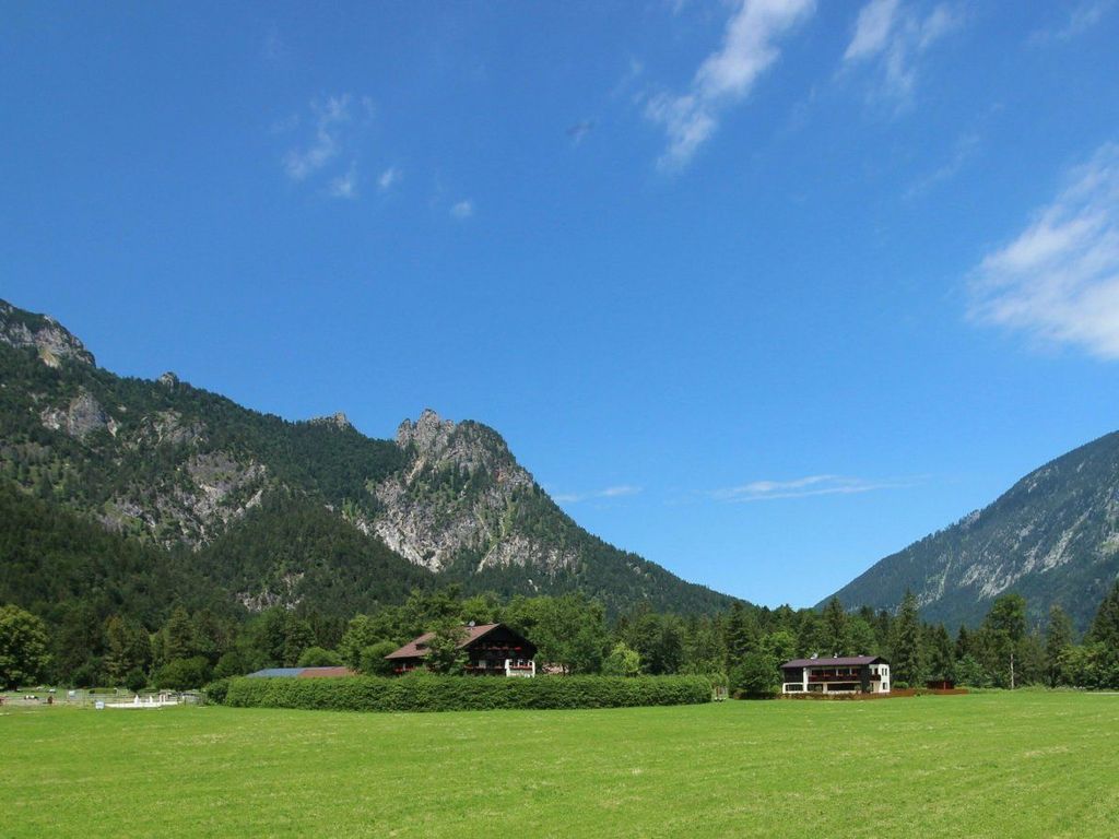 Gestüt Pfaffenlehen mit Wiese