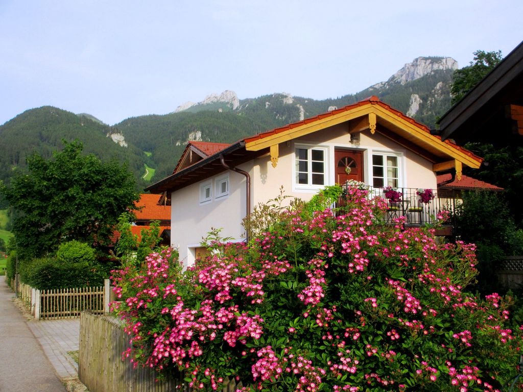 Hausansicht mit Balkon der Ferienwohnung