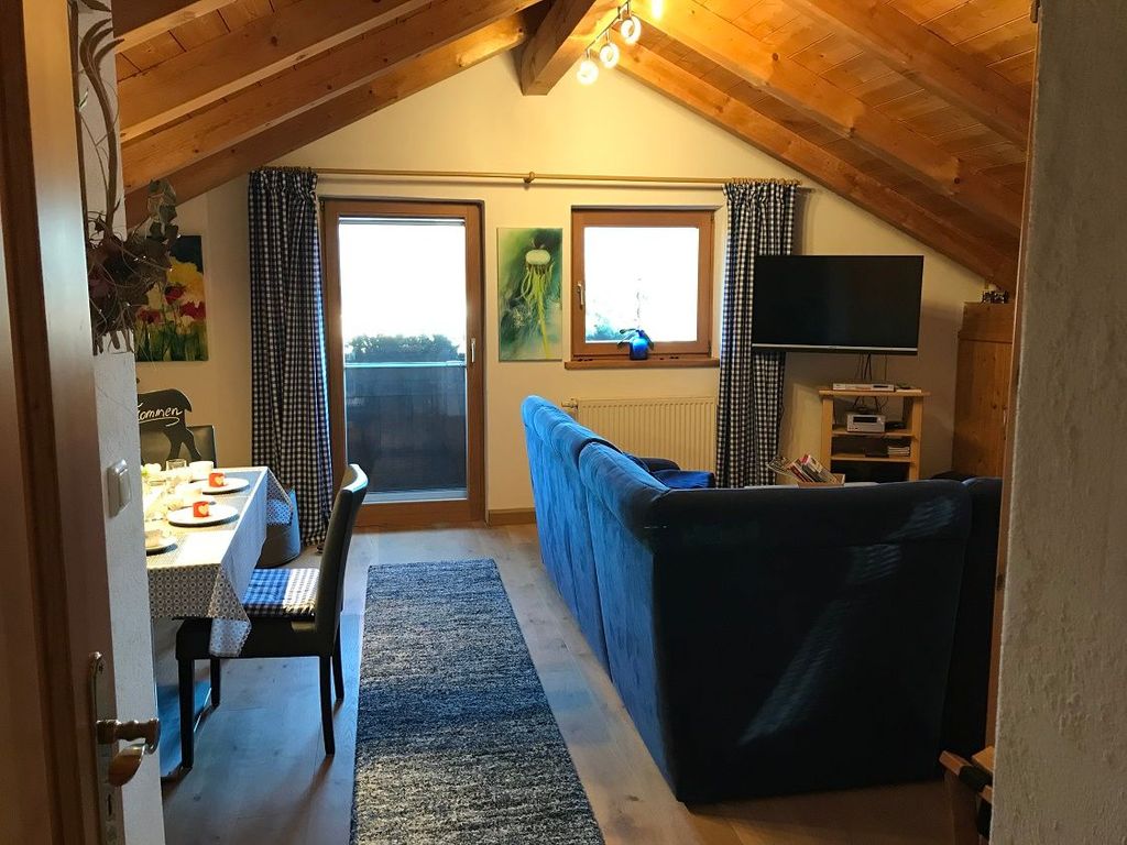 Wohnzimmer mit Blick zum Balkon