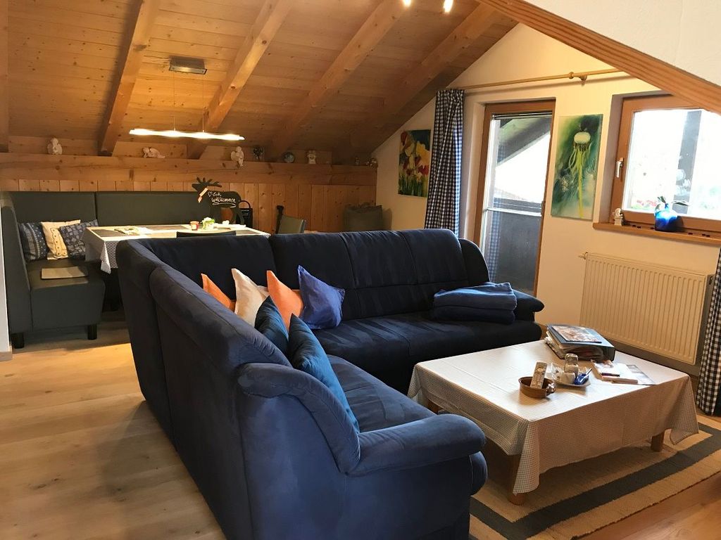 Wohnzimmer mit Eßecke und Balkontüre
