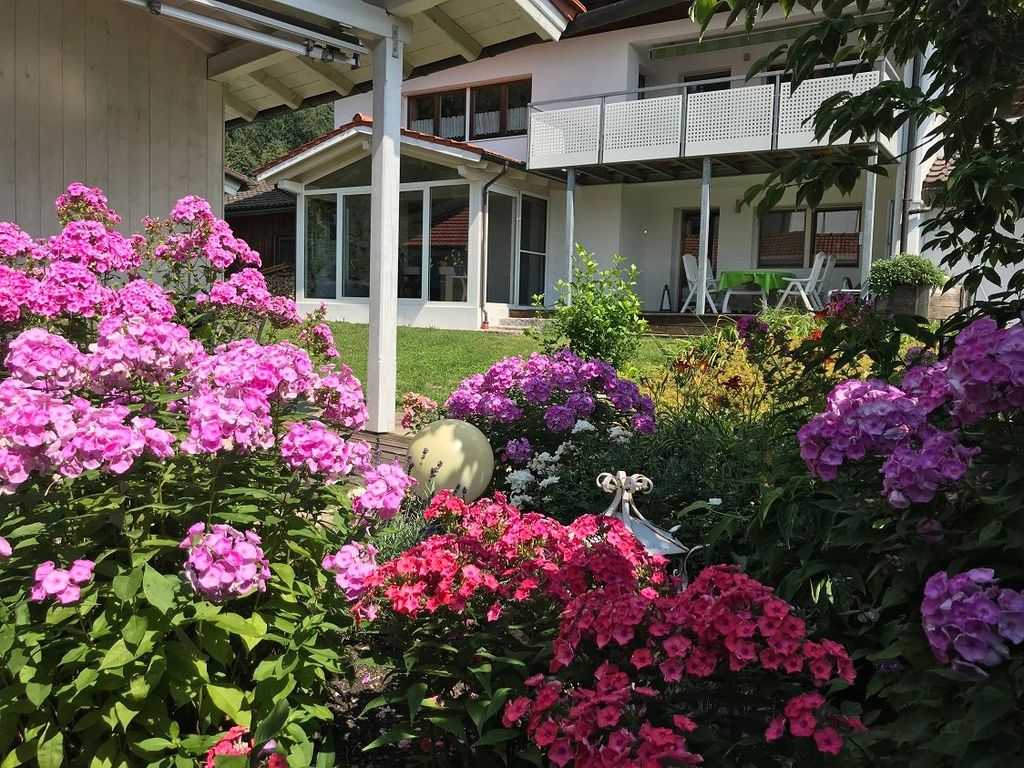 Hausansicht mit Garten und Wintergarten