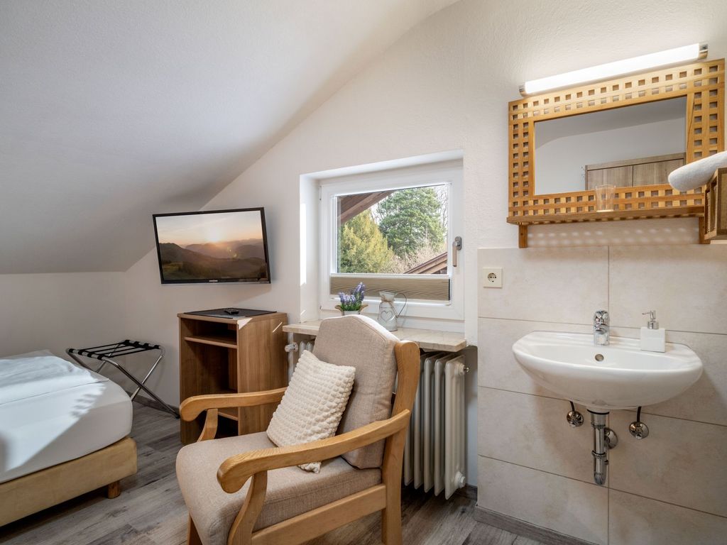 Zimmer mit Waschbecken
