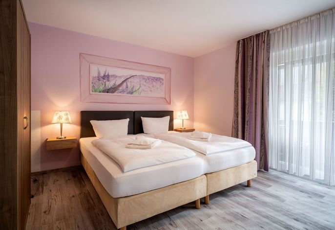 Dreibett-Zimmer Lavendel mit eigenem Bad/WC direkt gegenüber vom Zimmer