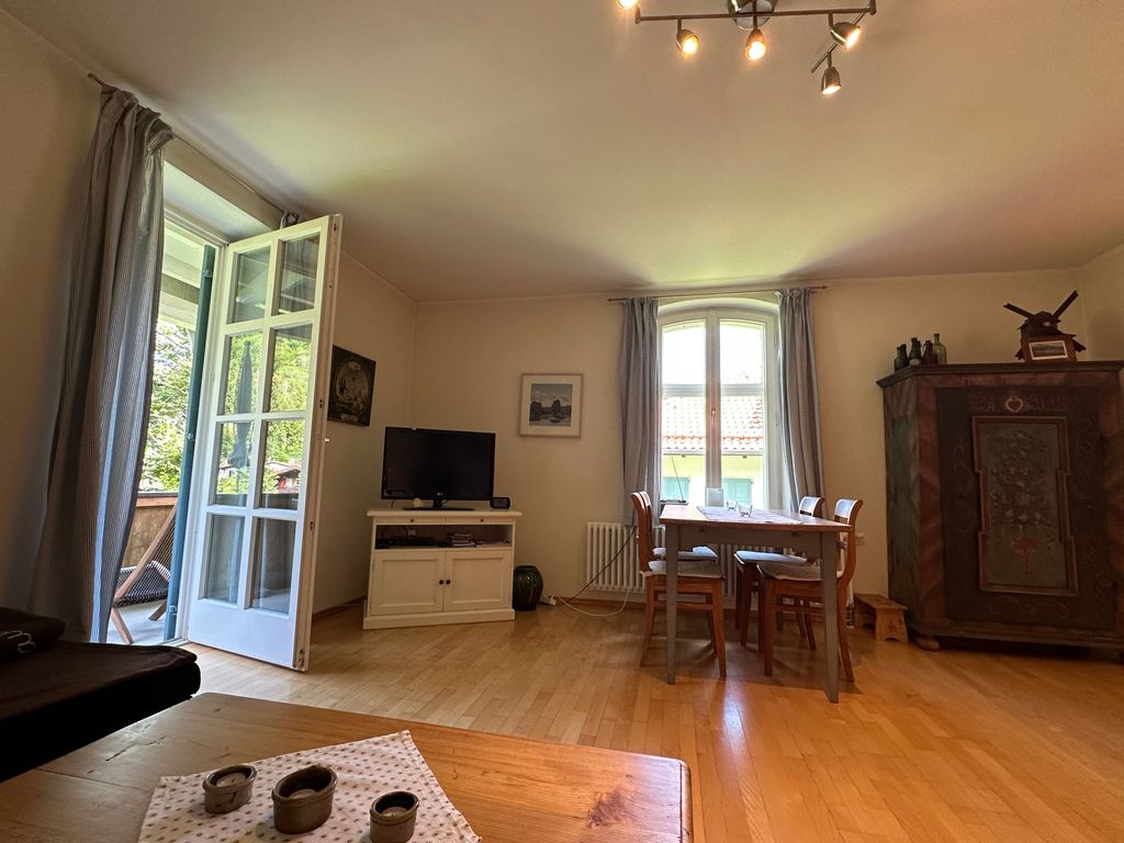 Wohnraum mit offener Küche und Balkon