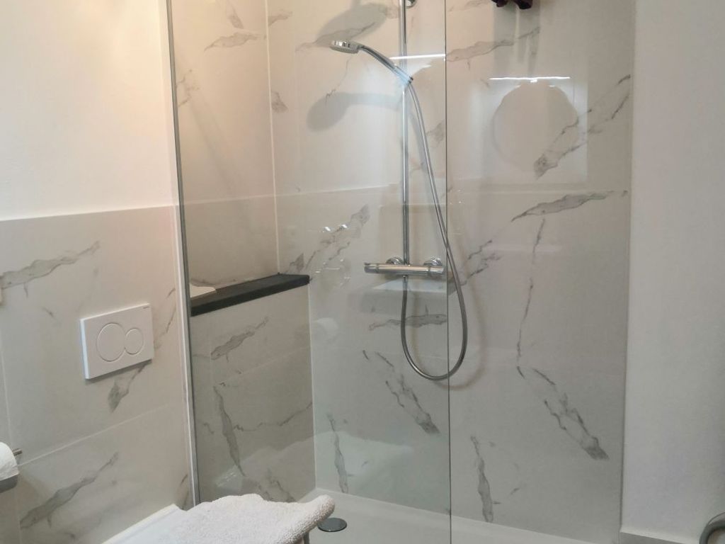 Badezimmer mit Dusche
