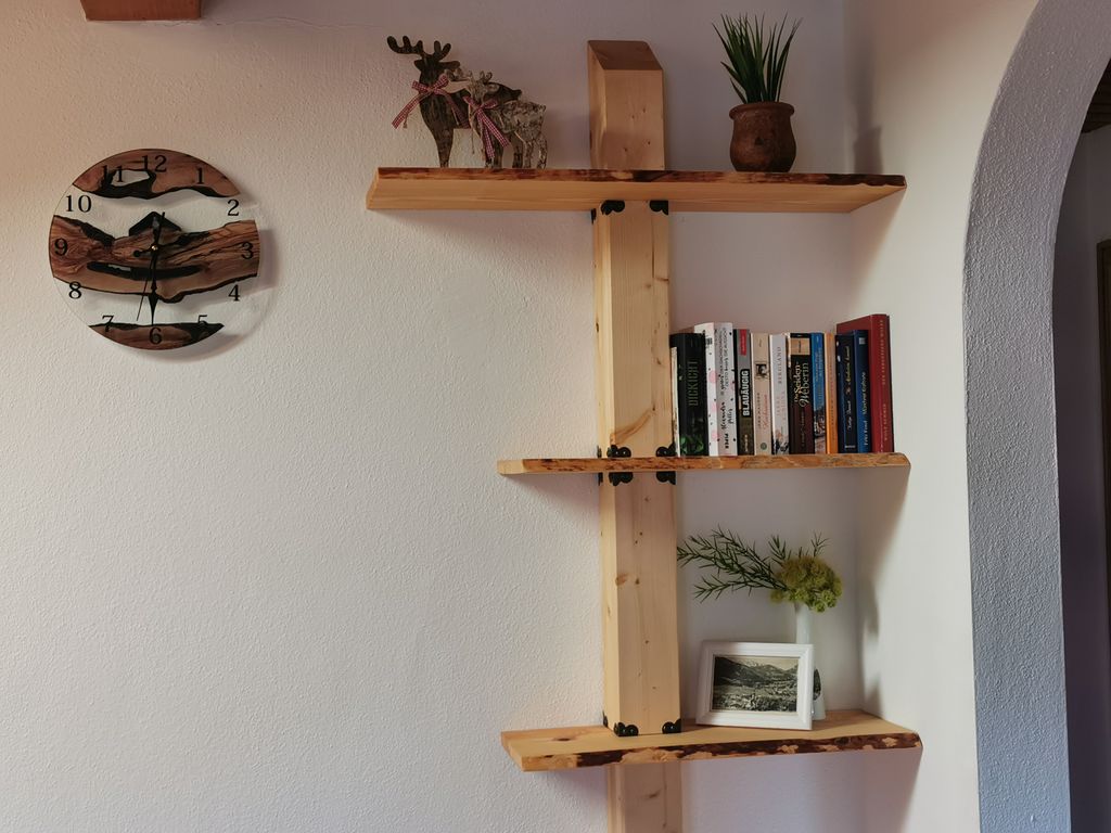 Wohnzimmer, Bücherbord mit Ablagemöglichkeit