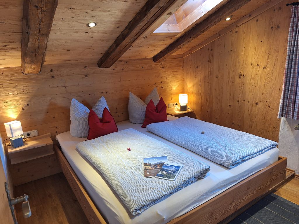 Schlafzimmer mit Doppelbett