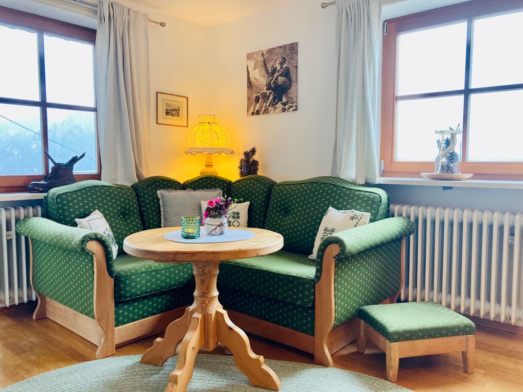 Canapé mit Bergblick in unserer Ferienwohnung „Dahoam“