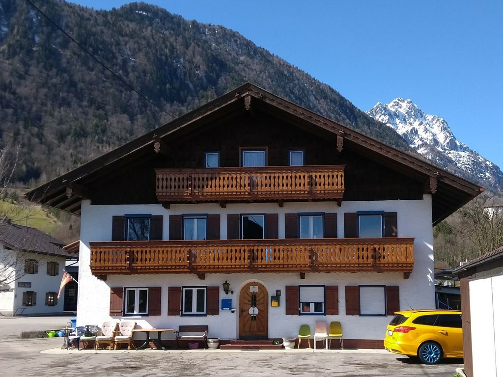 Frontansicht vom Parkplatz