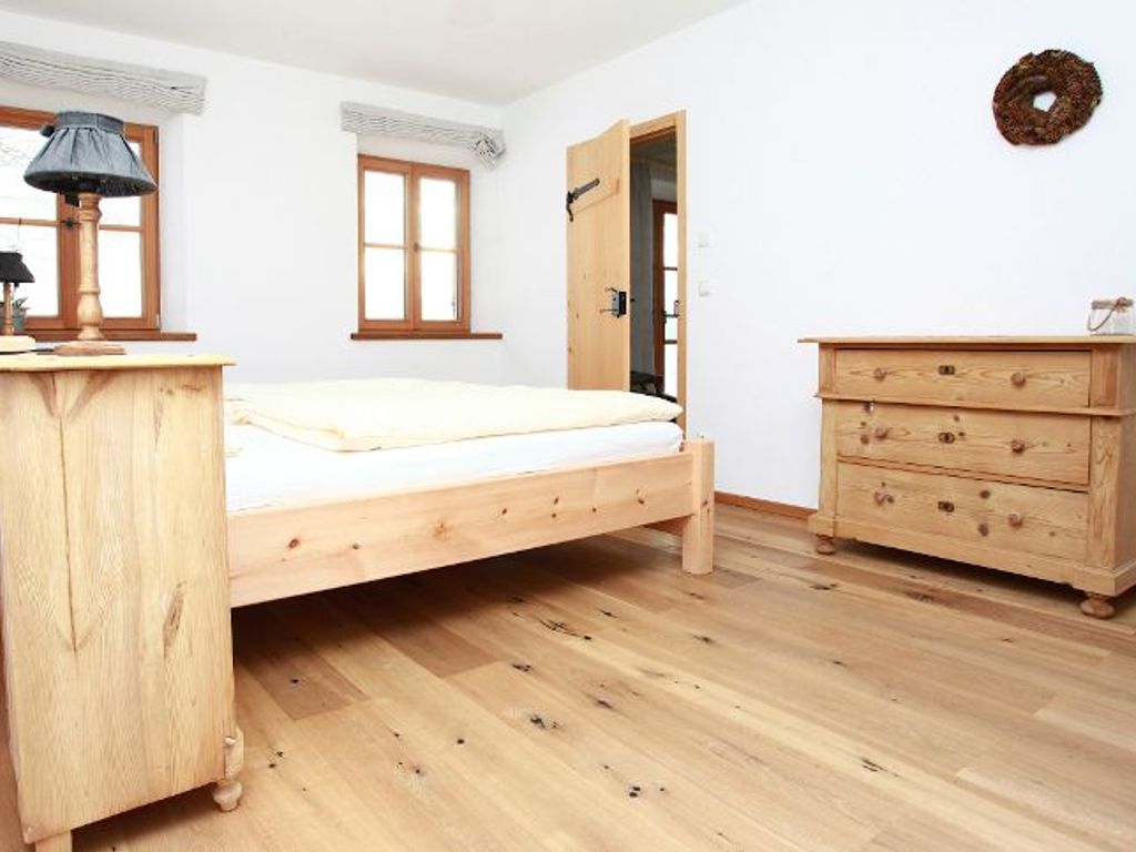 Zirbenbett im Elternschlafzimmer