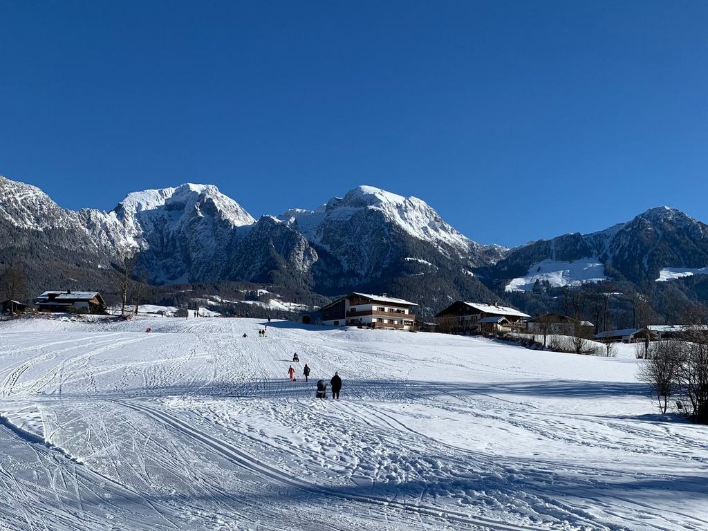 Schlittenberg und Langlaufloipe direkt am Haushang