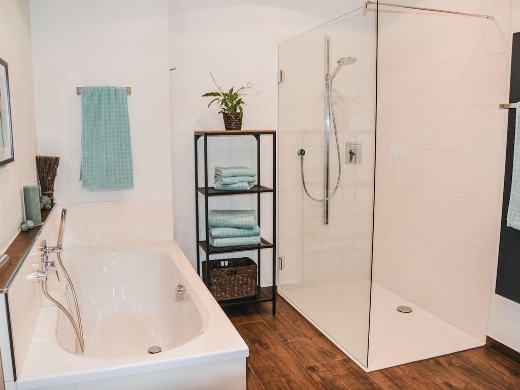 Badezimmer mit Dusche