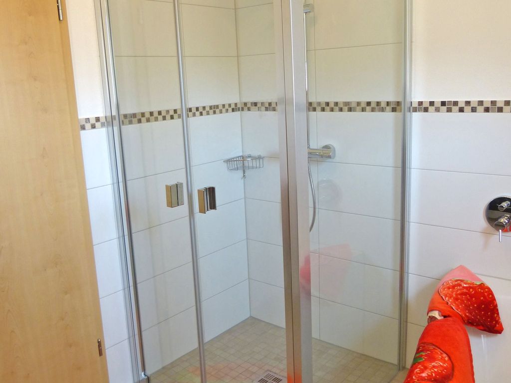 Badezimmer Dusche und Badewanne