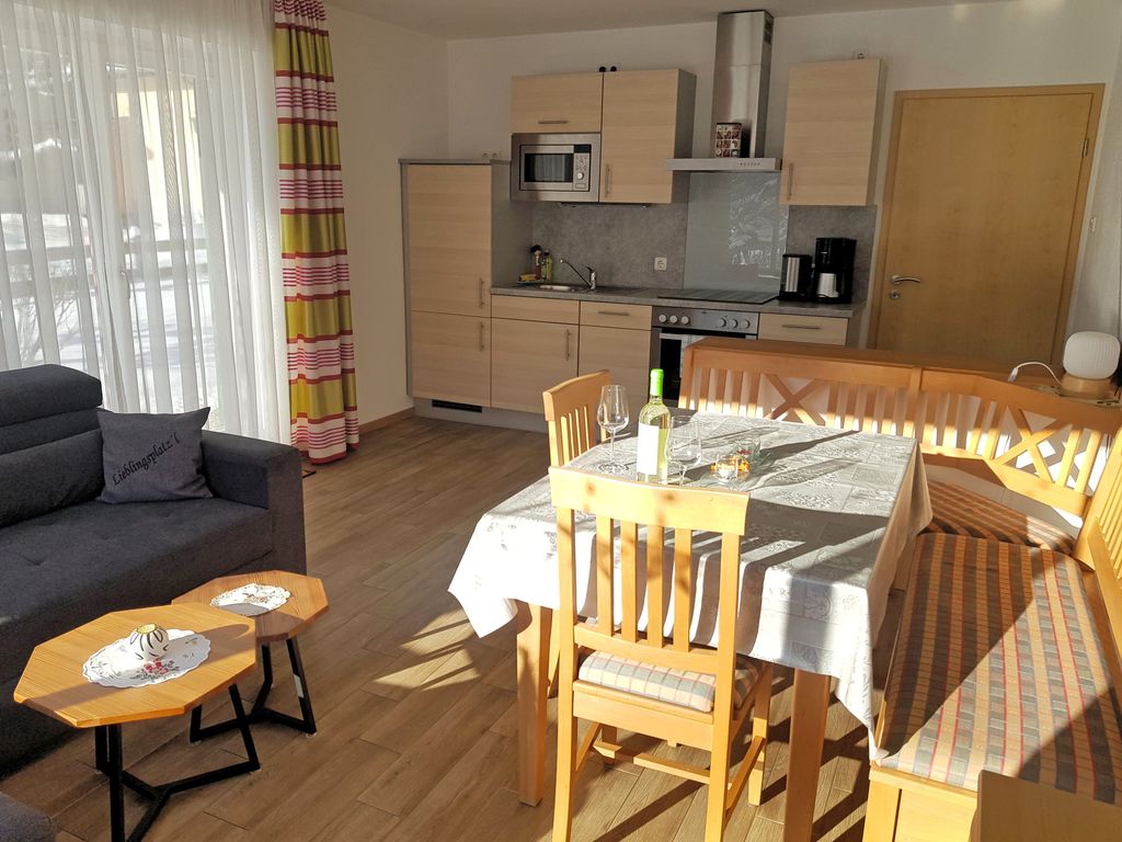 Wohnraum mit offener Küche und Terrasse