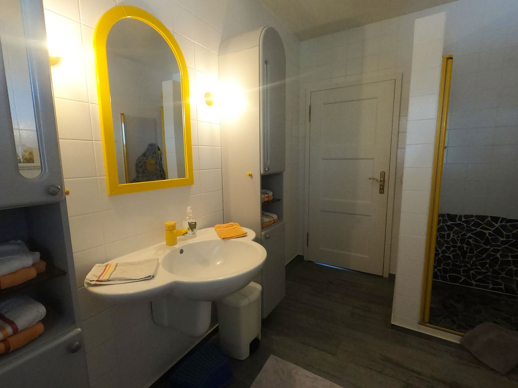 Badezimmer mit Dusche