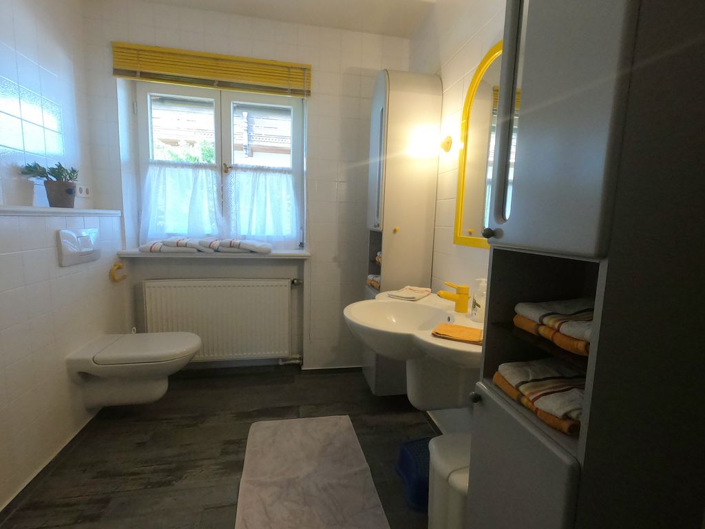 Badezimmer mit Fenster