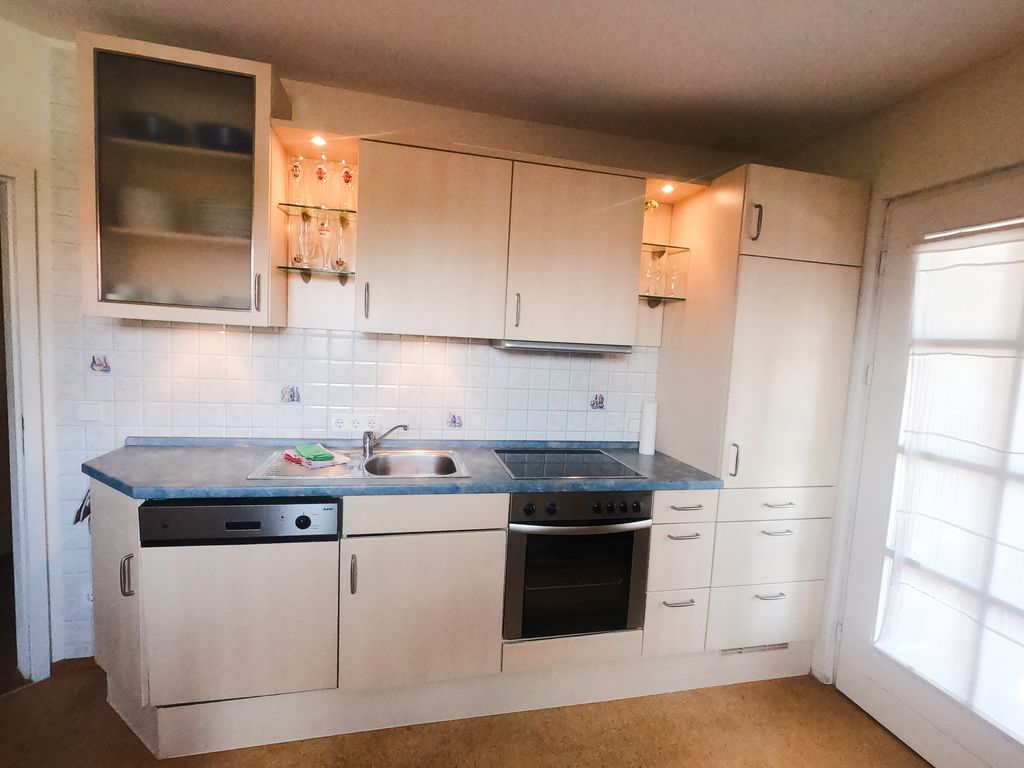 Küche mit Spülmaschine, Herd und Backofen