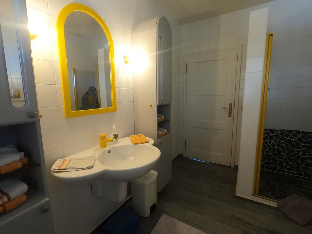 Badezimmer mit Dusche