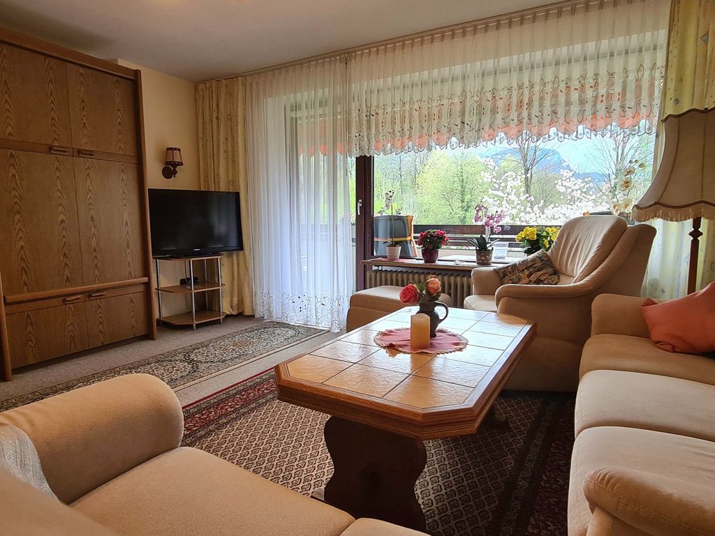 Wohnzimmer mit Schrankbett