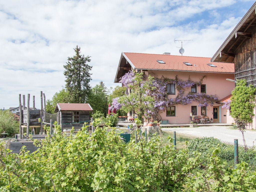Bauernhof mit Garten und Spielplatz