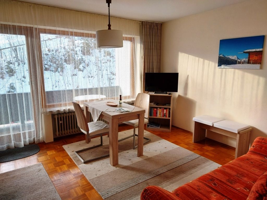 Wohnzimmer mit Westbalkon