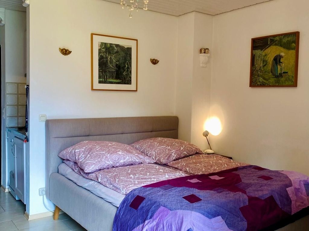 Wohnraum mit offener Küche und Terrasse