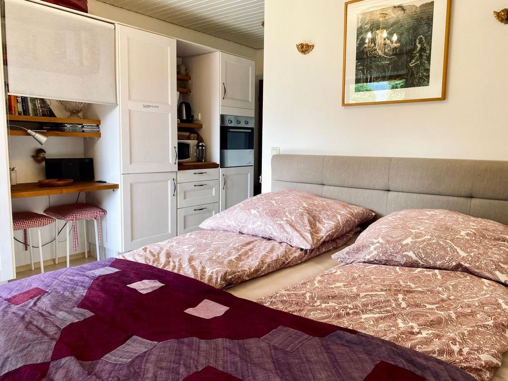 Wohnraum mit offener Küche und Terrasse