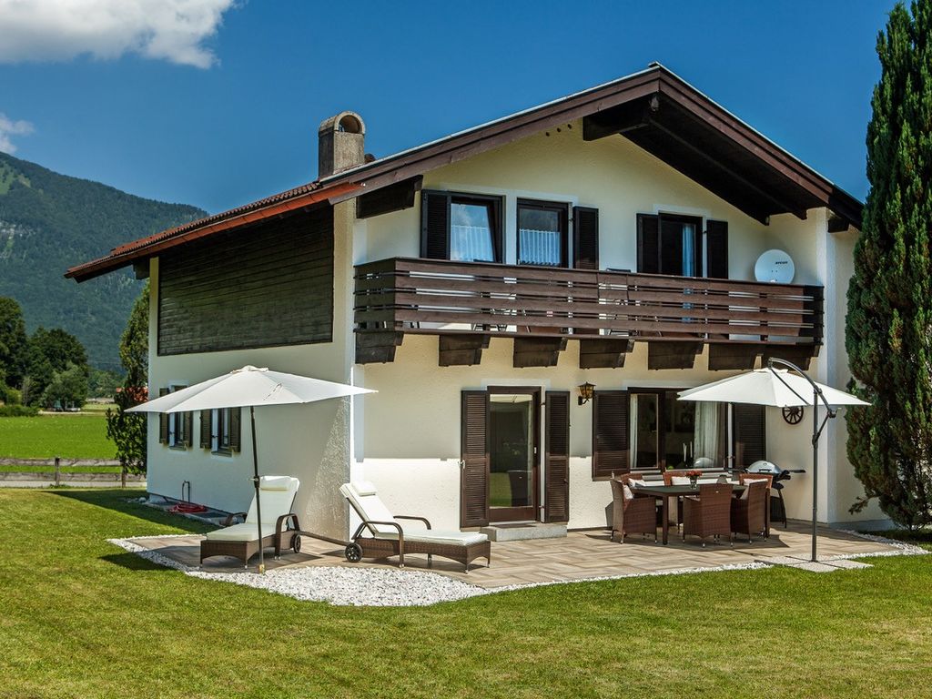 Hausansicht Sommer mit Terrasse