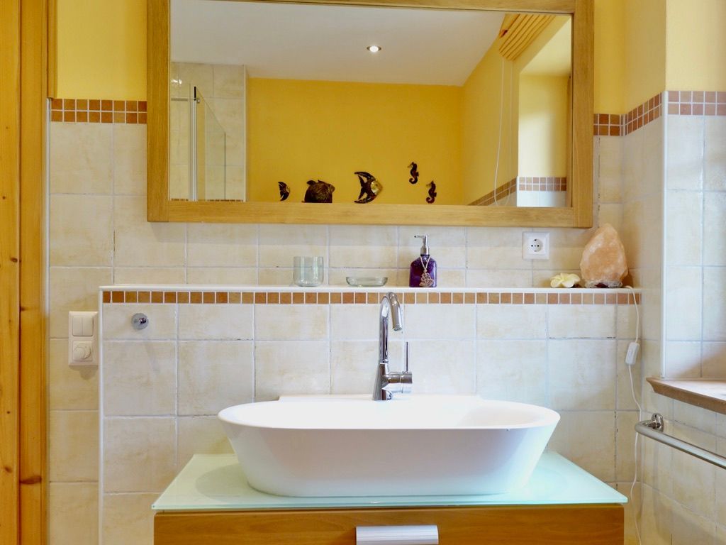 Bad mit Dusche und Badewanne