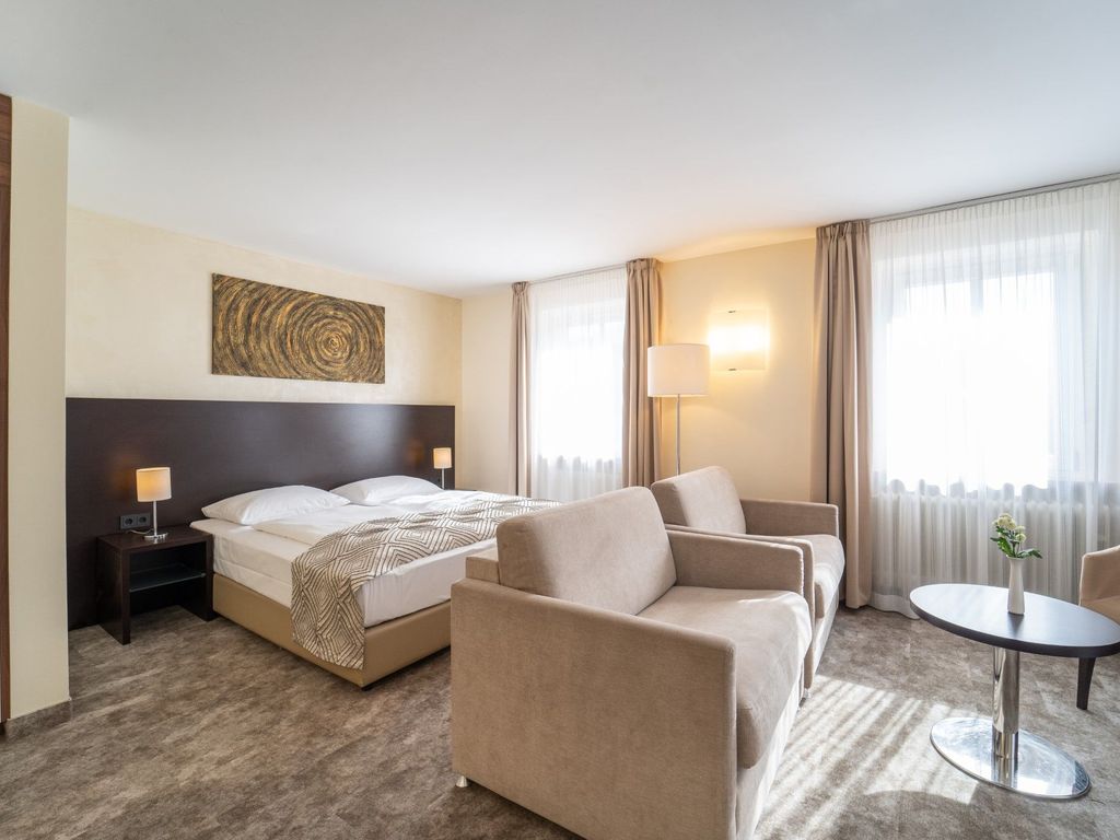 Familienzimmer Bett mit Sessel