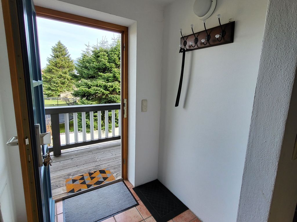 Der Eingang befindet sich östlich und führt über den dazugehörigen, sonnigen Balkon