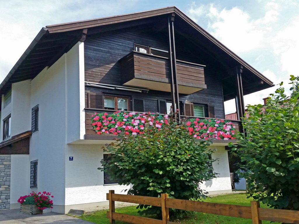 Haus im Wiesengrund im Sommer