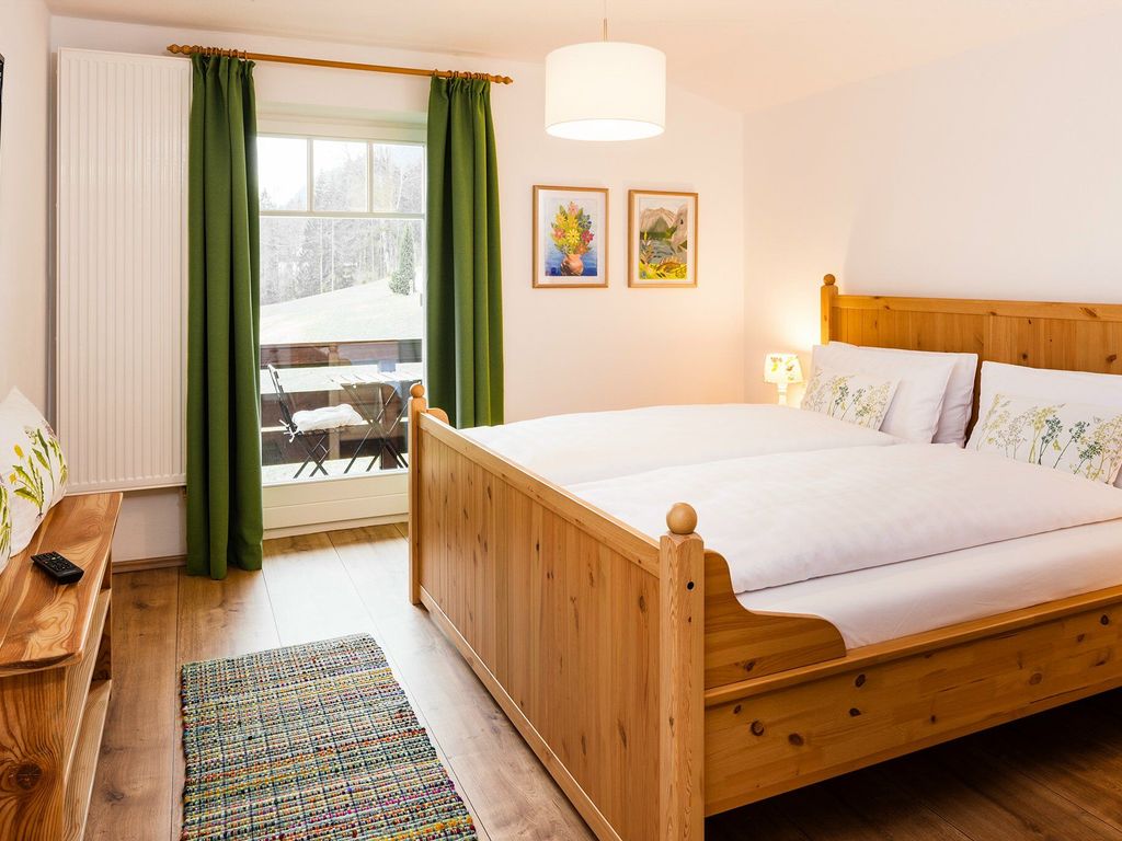 Grünes Schlafzimmer mit Bad en Suite