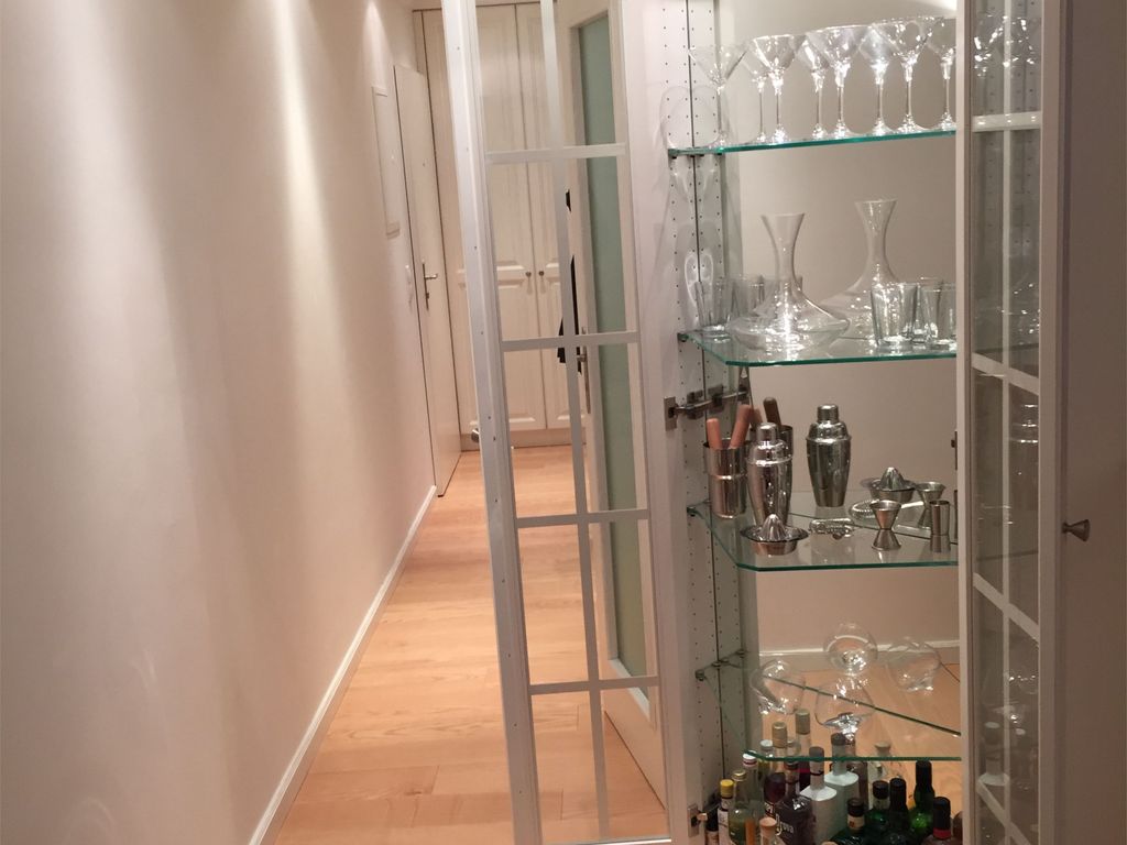 Flur mit Bar-Schrank