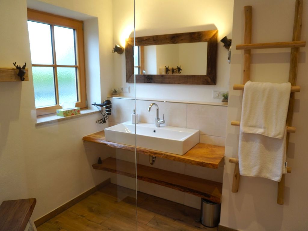 Hochwertiges großes Badeszimmer mit zwei Fenster