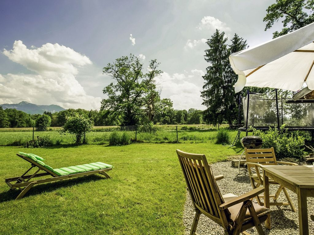Wunderschöner Garten mit Trampolin, Feuerstelle und Bergblick