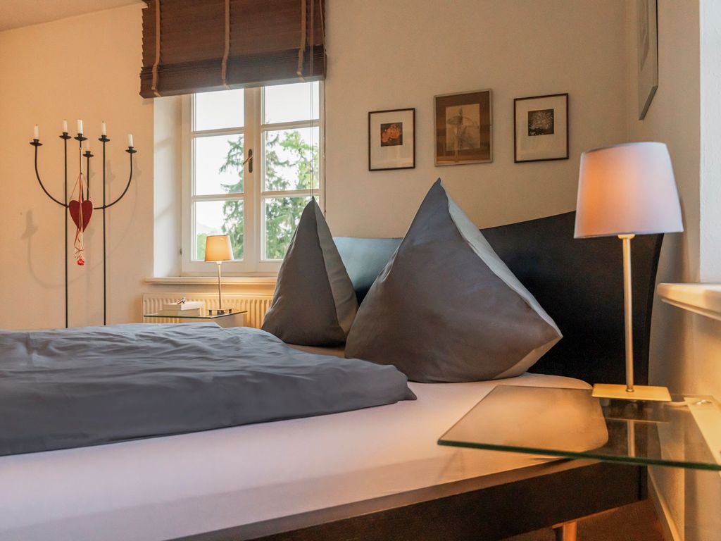 Schlafzimmer mit 180 breitem Doppelbett und Gartenblick