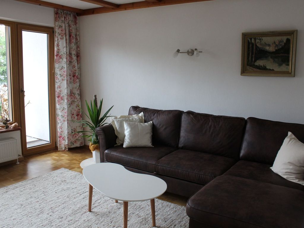 Wohnzimmer mit Zugang zur Terrasse