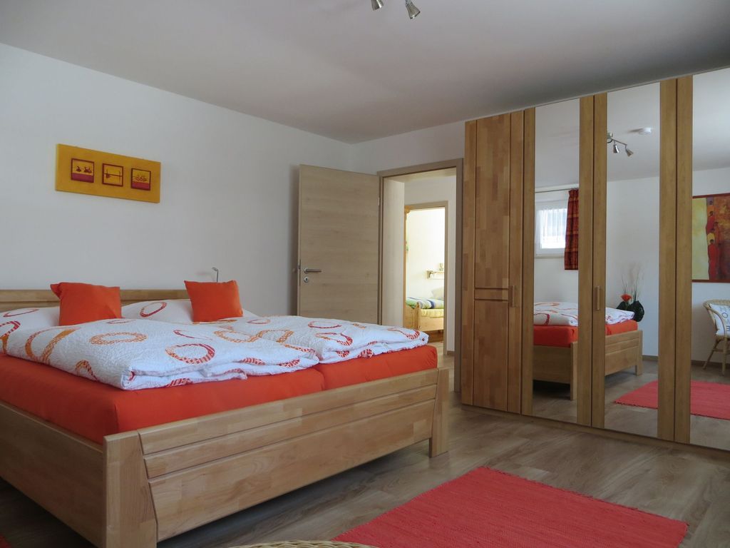 Schlafzimmer 1