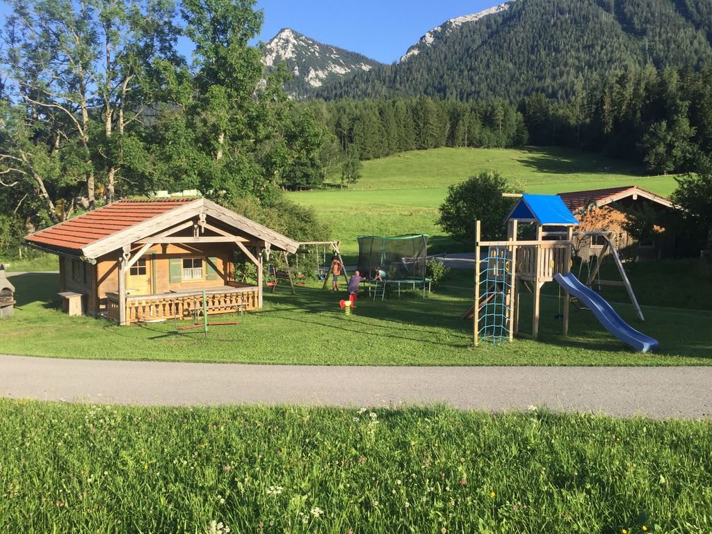 Unser Spielplatz mit Grillhütte