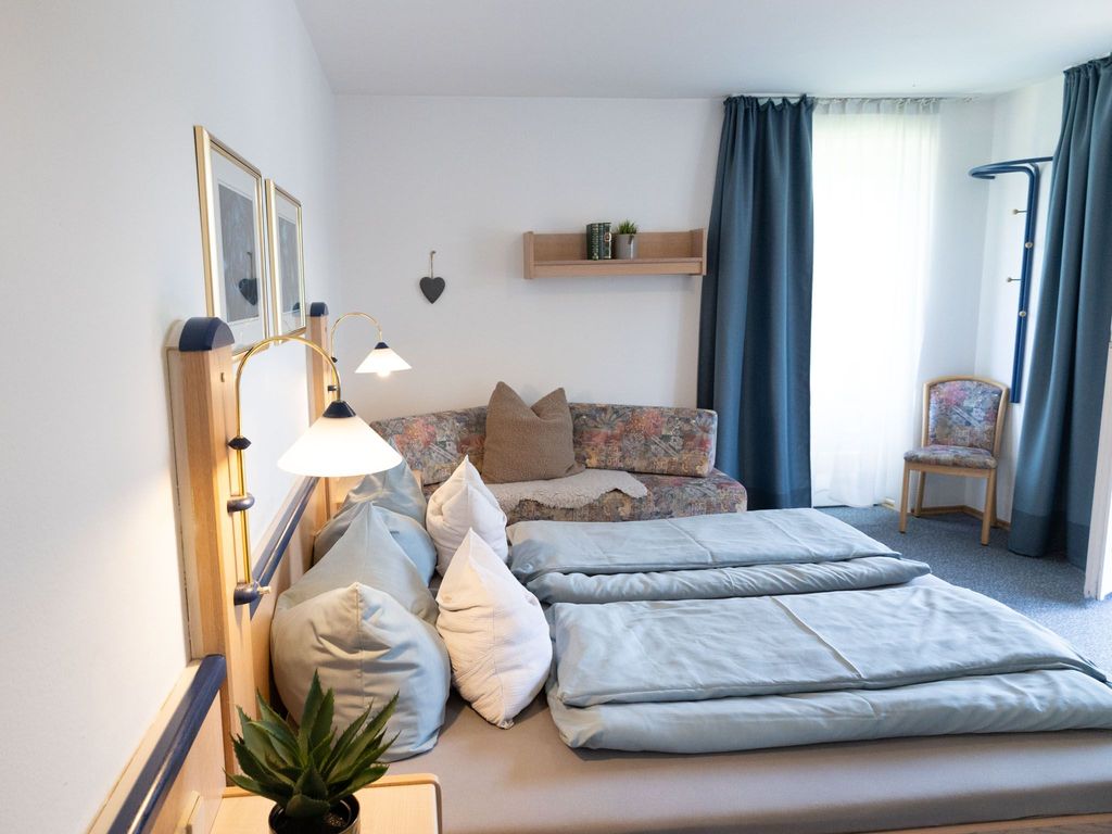 Bett mit Schlafsofa