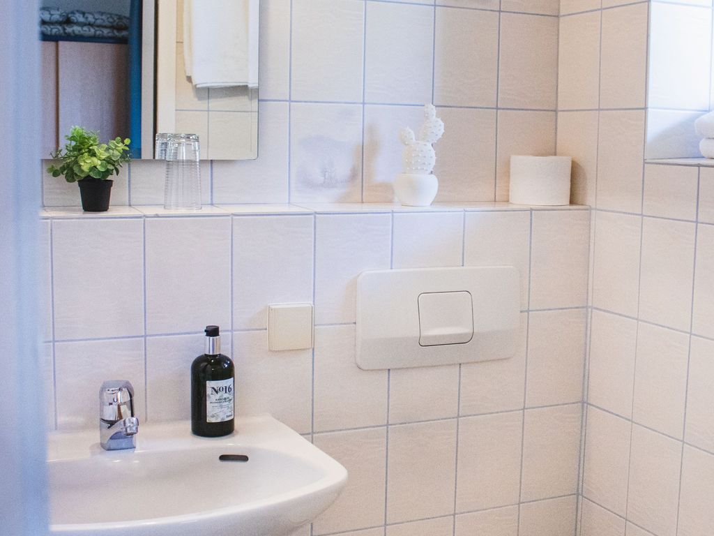 Badezimmer mit Dusche und WC