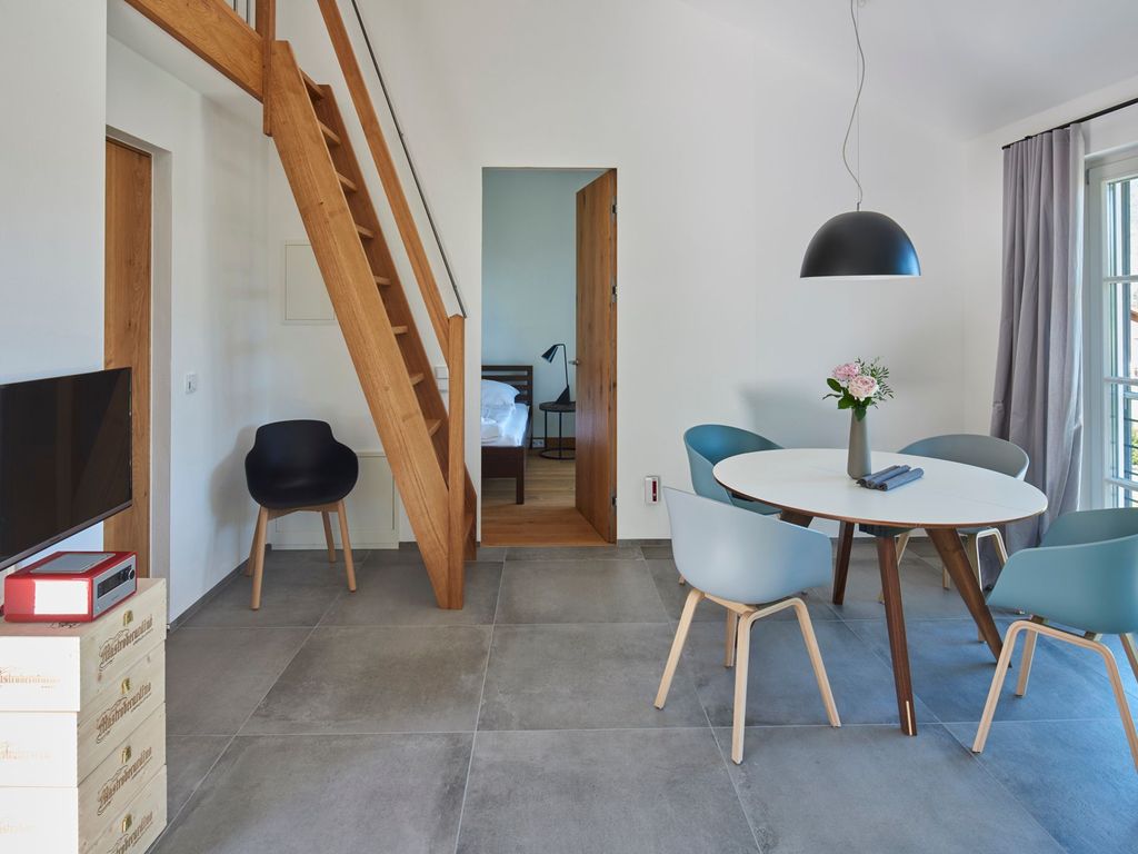 Wohnraum mit Treppe zur Galerie