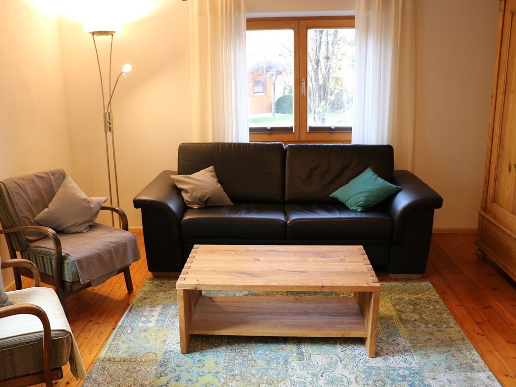 Das Wohnzimmer mit gemütlicher Sitzgruppe und Schlafsofa für zwei Personen
