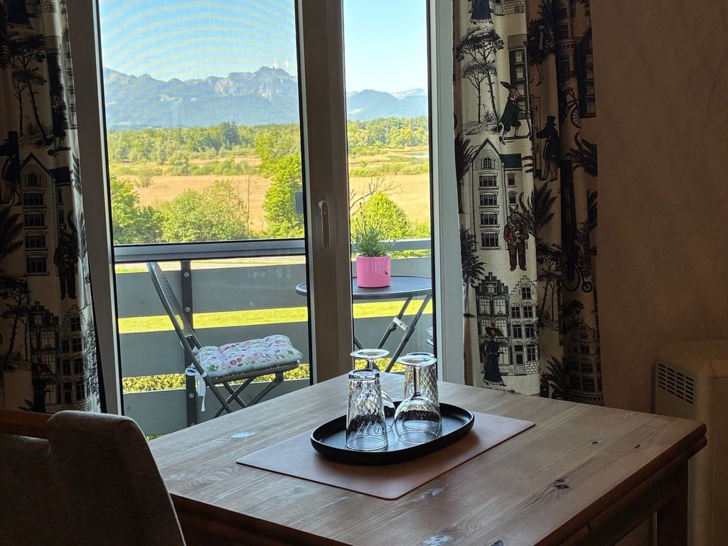 Schlafzimmer mit Blick auf Chiemsee und Alpen
