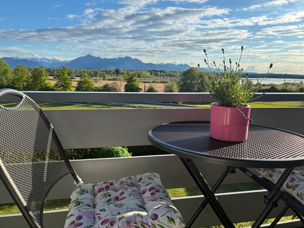 Balkon mit Blick auf Chiemsee und Alpen