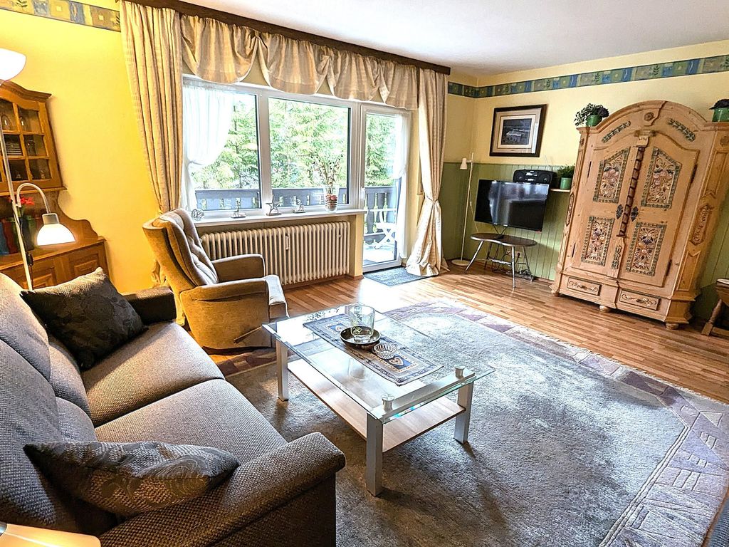 Großes, helles Wohnzimmer mit privatem Balkon