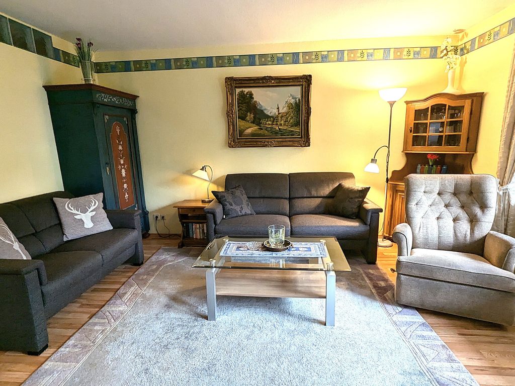 Großes, helles Wohnzimmer mit privatem Balkon