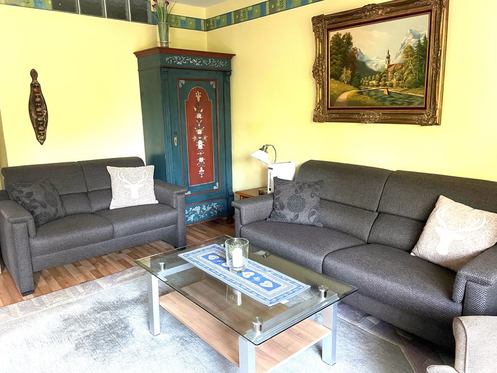 Großes, helles Wohnzimmer mit privatem Balkon